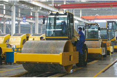 2002年2月，，由履带厂开发研制的YZ18液压振动压路机，，顺遂下线。。。。。。