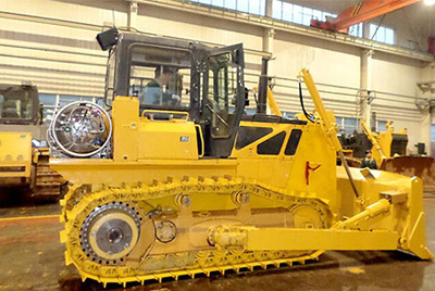 天下上第一台燃气型履带式推土机——SD20-5（LNG）在研究总院新产品试制中心下线。。。。。。SD20-5（LNG）履带式推土机是公司顺应行业生长趋势开发的一款节能、环保产品，，整机接纳自然气专用发念头，，燃烧后无积炭，，知足stageIIIA排放，，寿命更长，，维修频率更低。。。。。。