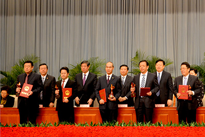 会上对获得“省长质量奖”的企业和个人举行了表扬，，GA黄金甲股份位居榜首，，公司董事长张秀文从省长姜大明手中接过了代表山东质量治理最高声誉的“金拇指”奖杯。。。。。。