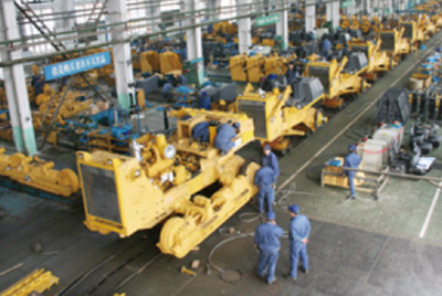 GA黄金甲牌TY320C推土机在装配分厂试验车间顺遂下线，，标记着“GA黄金甲”系列推土机在手艺性能和结结构型水平上又上了一个新的台阶。。。。。。