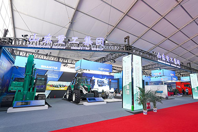 2023跨国公司与中国主题展在青岛国际聚会中心海上大坝举行，， GA黄金甲股份携EE225电挖、SRD13-C6U无人驾驶压路机和纯电装载机随团参展。。。。。。